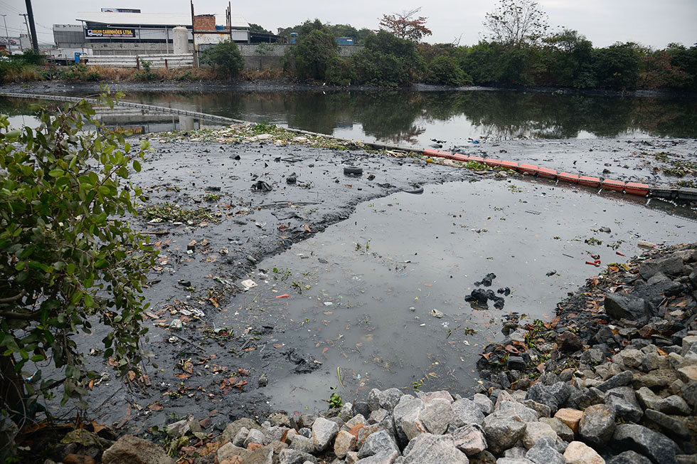 20/07/2016 – Ecobarreira instalada no Rio Meriti, junto à Rodovia Washington Luiz (BR-040), em Duque de Caxias, na Baixada Fluminense para evitar que lixo flutuante chegue à Baía de Guanabara. Foto: Tomaz Silva / Agência Brasil