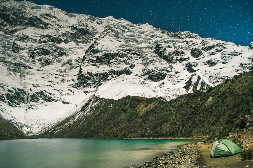 Os imponentes glaciares da montanha Humantay iluminados pela lua.