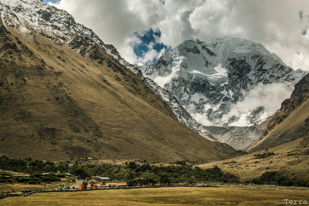 Camping Soraypampa e o imponente Salkantay ao fundo.