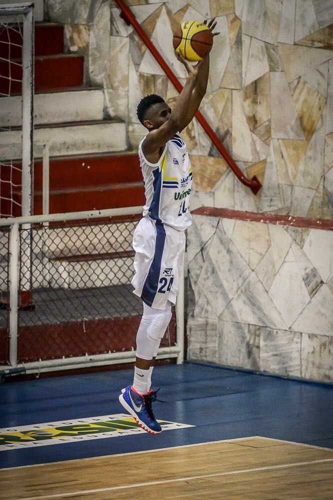 Em São José dos Campos, Pedrinho transforma a quadra em drible de esperança